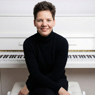 Anna-Tine Eidenberg-Pose