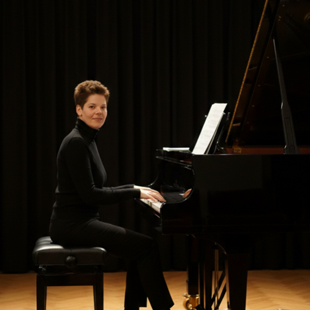 Anna-Tine Eidenberg-Pose am Piano